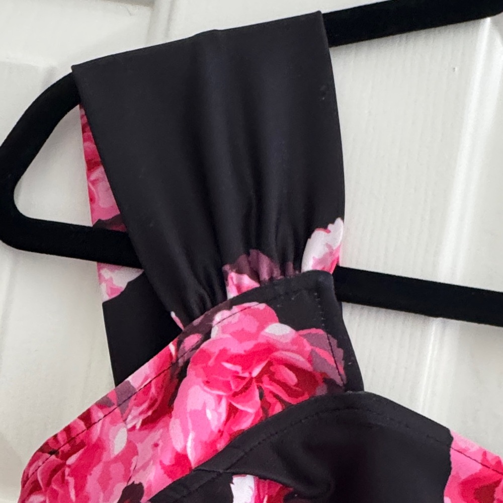 Floral Elegance Pink and Black Crop Top - Picture 5 of 6